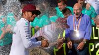 Pebalap Mercedes, Lewis Hamilton, berselebrasi setelah menjuarai balapan F1 GP Kanada, Minggu (11/6/2017). (EPA/Andre Pichette)