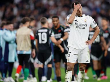 Ekspresi gelandang Real Madrid asal Inggris, Jude Bellingham pada akhir pertandingan leg kedua perempat final Liga Champions 2024/2025 melawan Arsenal di Stadion Santiago Bernabeu, Madrid, Spanyol, 16 April 2025 atau Kamis 17 April 2025 dini hari WIB. (OSCAR DEL POZO/AFP)