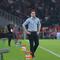 Aksi pelatih Bhayangkara FC, Paul Munster saat mendampingi timnya bertandang ke markas Persija Jakarta, Stadion Gelora Bung Karno, Jakarta, Senin (29/12/2025)  dalam laga tunda pekan ke-8 BRI Super League 2025/2026. (Bola.com/Muhammad Iqbal Ichsan)