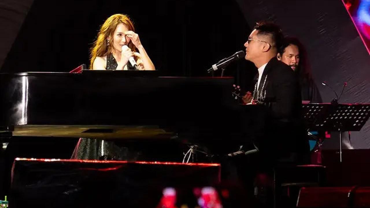 6 Potret Duet Ayu Ting Ting dan Boy William di Konser 'Dangdut Dangdutan' Depok