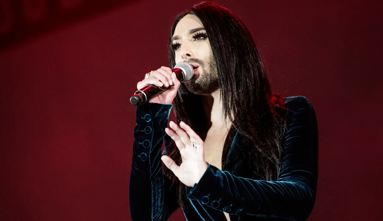 Pengakuan Conchita Wurst tidak hanya karena intimidasi mantan pacarnya saja. Pernyataan Conchita dibuat agar orang-orang yang juga mengidap HIV tidak takut lagi untuk terbuka dengan apa yang mereka derita. (PATRICK DOMINGO / AFP)
