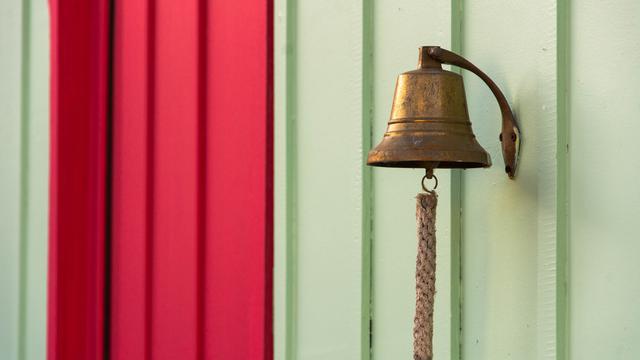 Ilustrasi lonceng, alat komunikasi tradisional