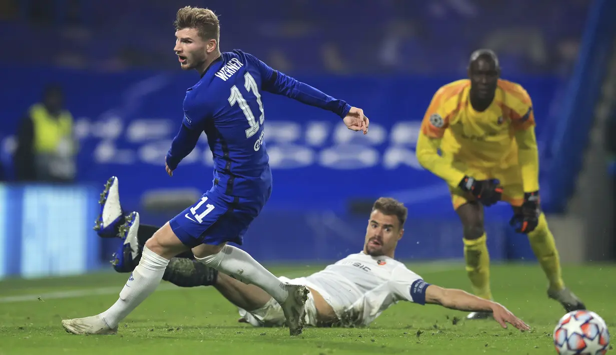 Penyerang Chelsea, Timo Werner, berusaha melewati pemain Rennes pada laga lanjutan Liga Champions 2020/2021 di Stadion Stamford Bridge, Kamis (5/11/2020) dini hari WIB. Chelsea menang 3-0 atas Rennes. (Adam Davy/Pool via AP)