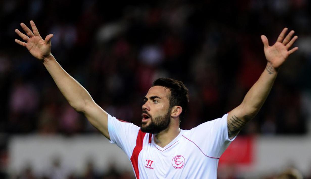 Ekspresi gelandang Sevilla, Vicente Iborra di tengah-tengah pertandingan melawan Zenit dalam perempat final Liga Europa