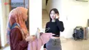 Ricis melakukan beberapa 'trik' untuk membuat kontennya viral. Salah satunya dengan memakaikan hijab untuk tamunya dan jadi judul. [YouTube Ricis Official]