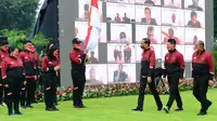 Presiden Joko Widodo (ketiga kanan) didampingi Ketua Komite Olimpiade Indonesia (KOI) Raja Sapta Oktohari (kedua kanan) saat akan menyapa para atlet pada pelepasan kontingen Indonesia untuk SEA Games 2021 di halaman Istana Merdeka, Jakarta, Senin (9/5/2022). Sebanyak 499 atlet dari 32 cabang olahraga diberangkatkan untuk bertanding pada SEA Games 2021 di Vietnam. (Dok. Kris - Biro Pers Sekretariat Presiden)