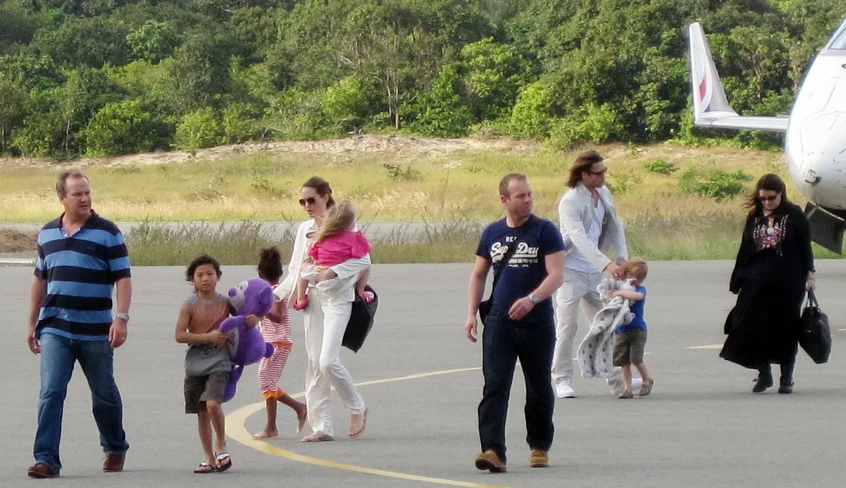 Setelah digugat cerai Angelina Jolie beberapa waktu lalu, Brad Pitt memang sangat sulit bertemu dengan buah hatinya. Lantaran Jolie memboyongnya ke kawasan Malibu di rumah yang disewa sementara waktu. (AFP/Bintang.com)