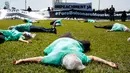 Demonstran berbaring di atas tanah saat memprotes Presiden Brasil Jair Bolsonaro dan penanganannya terhadap pandemi virus corona di Brasilia, pada Minggu (31/1/2021). Di antara mereka bahkan banyak yang menuntut pengunduran diri atau pemakzulan Presiden Brasil Jair Bolsonaro. (Sergio LIMA/AFP)