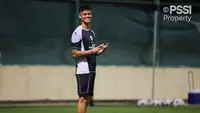 Pelatih Timnas Indonesia Shin Tae-yong mengeklaim pihaknya bakal fokus pada pemulihan Mees Hilgers dan Eliano Reijnders yang belum lama ini tiba di Bahrain usai melakukan perjalanan jauh dari Belanda. (Dok. PSSI)