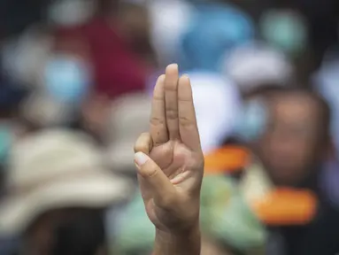 Pengunjuk rasa antipemerintah memberi penghormatan tiga jari sebagai simbol perlawanan saat berbaris dari Monumen Demokrasi ke rumah pemerintah di Bangkok, Thailand, Rabu (14/10/2020). Pengunjuk rasa berkumpul untuk rapat umum yang direncanakan di Monumen Demokrasi Bangkok. (AP Photo/Sakchai Lalit)
