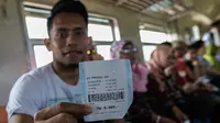 Andik Vermansah menunjukan tiket kereta api Prambanan Ekspres yang harganya Rp 8.000 untuk sekali perjalanan dari Solo menuju Yogyakarta. (Bola.com/Vitalis Yogi Trisna)