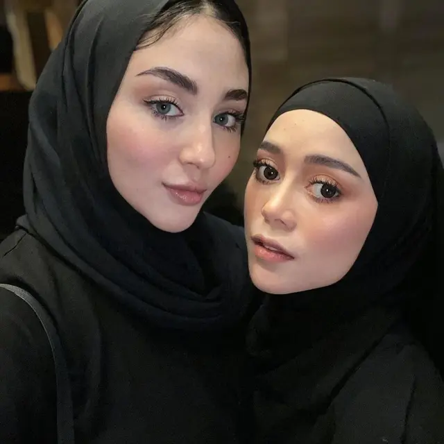 Waktu Pernikahan 6 Artis Ini Berdekatan dengan Sahabatnya, Makin Kompak