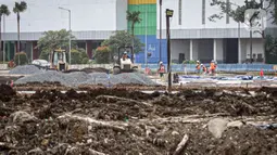 Pekerja menyelesaikan pembangunan Jakarta International E-Prix Circuit (JIEC) di kawasan Taman Impian Jaya Ancol, Jakarta, Kamis (24/2/2022). Menurut PT Jakarta Propertindo, pembangunan JIEC yang ditargetkan selesai tiga bulan itu kini telah mencapai 28 persen. (Liputan6.com/Herman Zakharia)
