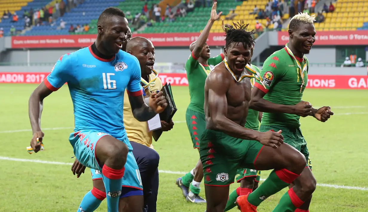Pemain Burkina Faso menari usai mengalahkan Ghana Aucho saat Piala Afrika 2017 di Port-Gentil pada 4 Februari 2017. (AFP PHOTO / Steve JORDAN)