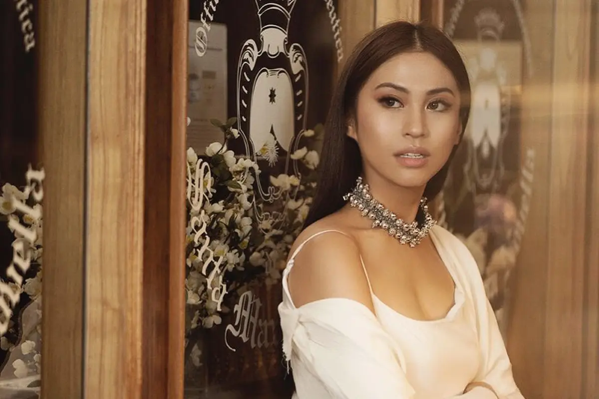 [Bintang] Tampil Glowing dengan Earthy Tone Makeup Andalan Tyna Kanna Mirdad