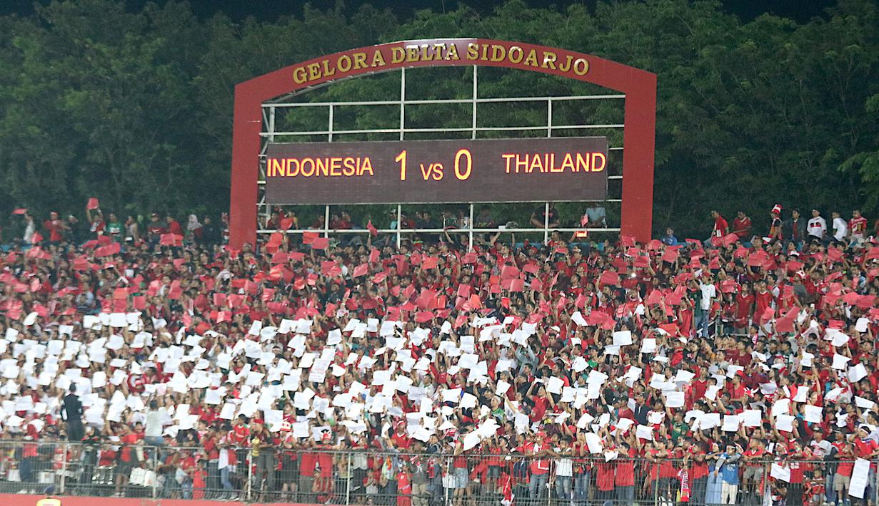 Suporter Timnas Indonesia di Piala AFF U-16 2018 di Stadion Gelora Delta, Sidoarjo. (Bola.com/Aditya Wany)