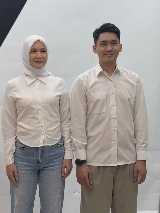 Penampilan berbeda Dea Annisa saat Foto Latar Biru Bersama Kekasih. [@deaaannisa]