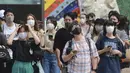 Orang-orang yang memakai masker untuk membantu melindungi diri dari penyebaran virus corona berdiri di persimpangan di Tokyo, Senin (30/8/2021). Kementerian Kesehatan Jepang tengah menginvestigasi kematian dua orang yang menerima vaksin COVID-19 Moderna pada Agustus lalu. (AP Photo/Koji Sasahara)