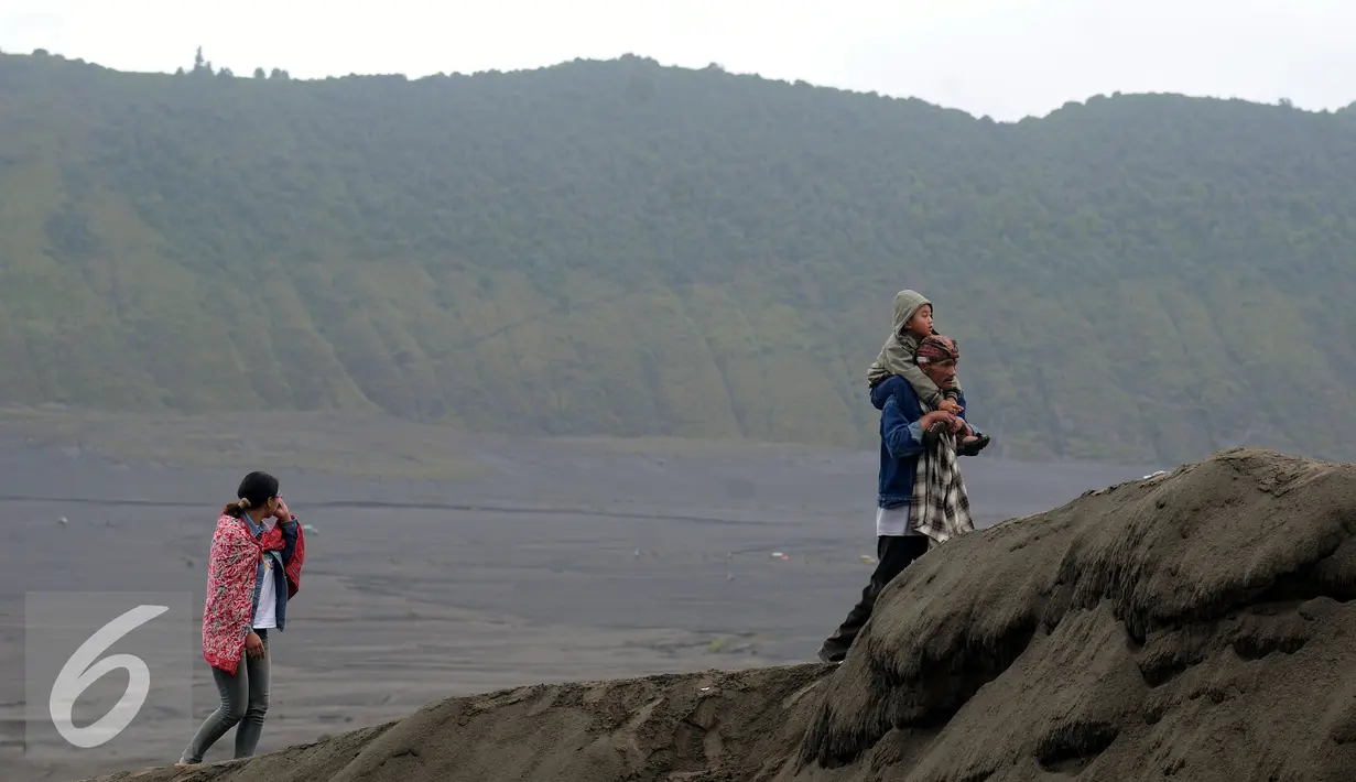 Warga suku Tengger mendaki Gunung Bromo untuk melaksanakan upacara Kasada, Probolinggo, Kamis (21/6). Meski Gunung Bromo mengalami erupsi, tidak menyurutkan niat warga untuk melempar sesaji ke kawah Bromo. (Liputan6.com/Helmi Fithriansyah)