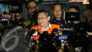 Anas Urbaningrum langsung dikerubuti wartawan usai menjalani pemeriksaan di gedung KPK Jakarta pada hari Jumat (11/4/2014) (Liputan6.com/Faisal R Syam).