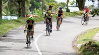 Para pebalap terlihat kehausan saat menjajal jalur tanjakan kelok 44  etape ke-4 Tour de Singkarak 2016 di Kabupaten Agam, Sumatera Barart. (Bola.com/NIcklas Hanoatubun)