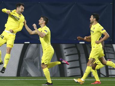 Pemain Villareal Manu Trigueros (kiri) melakukan selebrasi usai mencetak gol ke gawang Arsenal pada pertandingan leg pertama semifinal Liga Europa di Stadion Estadio de la Ceramica, Villarreal, Spanyol, Kamis (29/4/2021). Villareal menang 2-1. (AP Photo/Alberto Saiz)