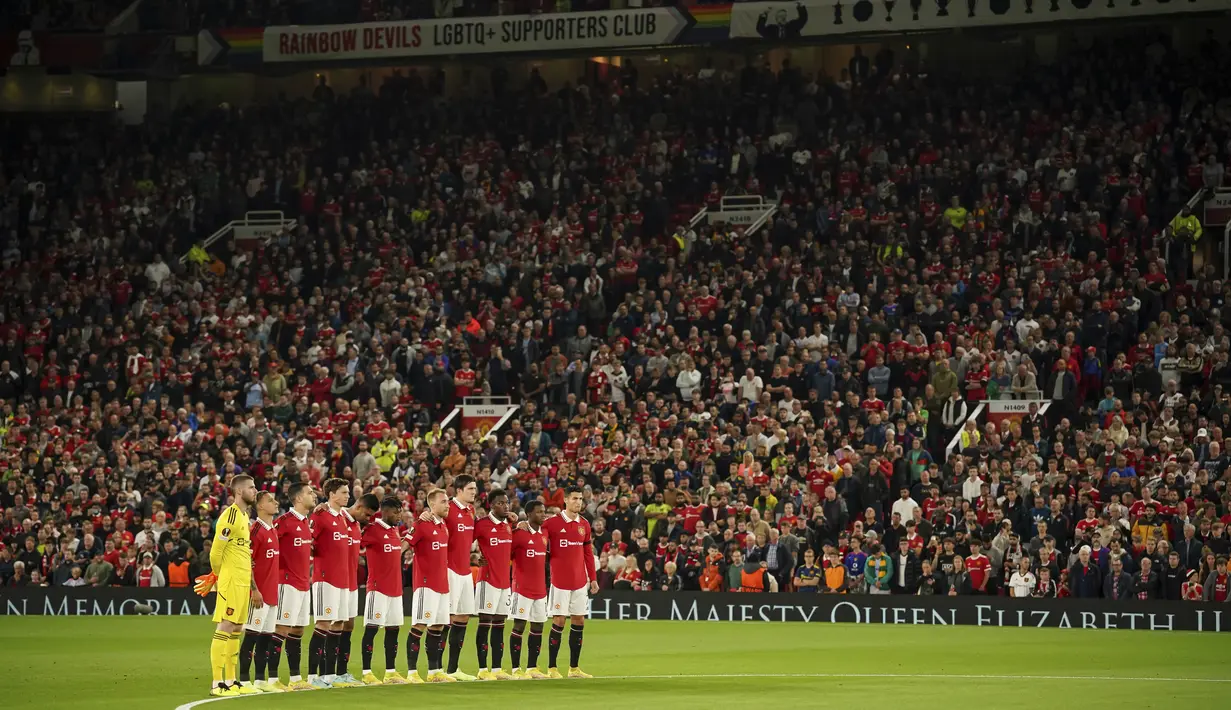 Para pemain Manchester United mengheningkan cipta selama beberapa menit setelah meninggalnya Ratu Elizabeth II, jelang pertandingan grup E Liga Europa antara Manchester United dan Real Sociedad di Old Trafford di Manchester, Inggris, Kamis, 8 September 2022. (AP Photo/ Dave Thompson)