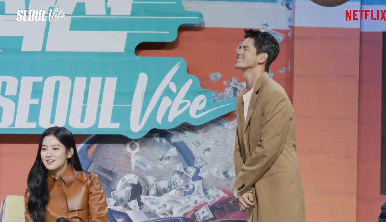 MC acara ini langsung “menyambar” umpan dari Yoo Ah In dan meminta Ong Seong Wu bangkit dari duduknya untuk menari. Awalnya, Ong Seong Wu menanggapinya dengan malu-malu. Ia berkata, “Ini enggak ada di skrip.” (Foto: Tangkapan layar YouTube - Netflix).