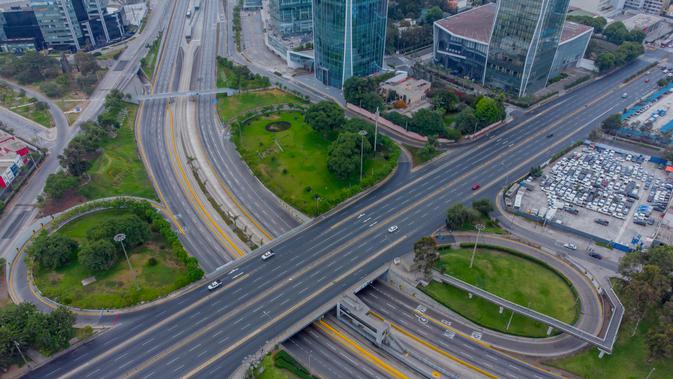 Pemandangan udara ibu kota Peru, Lima yang saat ini lockdown atau penguncian total selama dua minggu pada 31 Januari 2021. Selama lockdown, restoran hanya akan menerima pesanan untuk dibawa pulang dan bisnis nonesensial akan tutup. (Cesar FAJARDO/AFP)