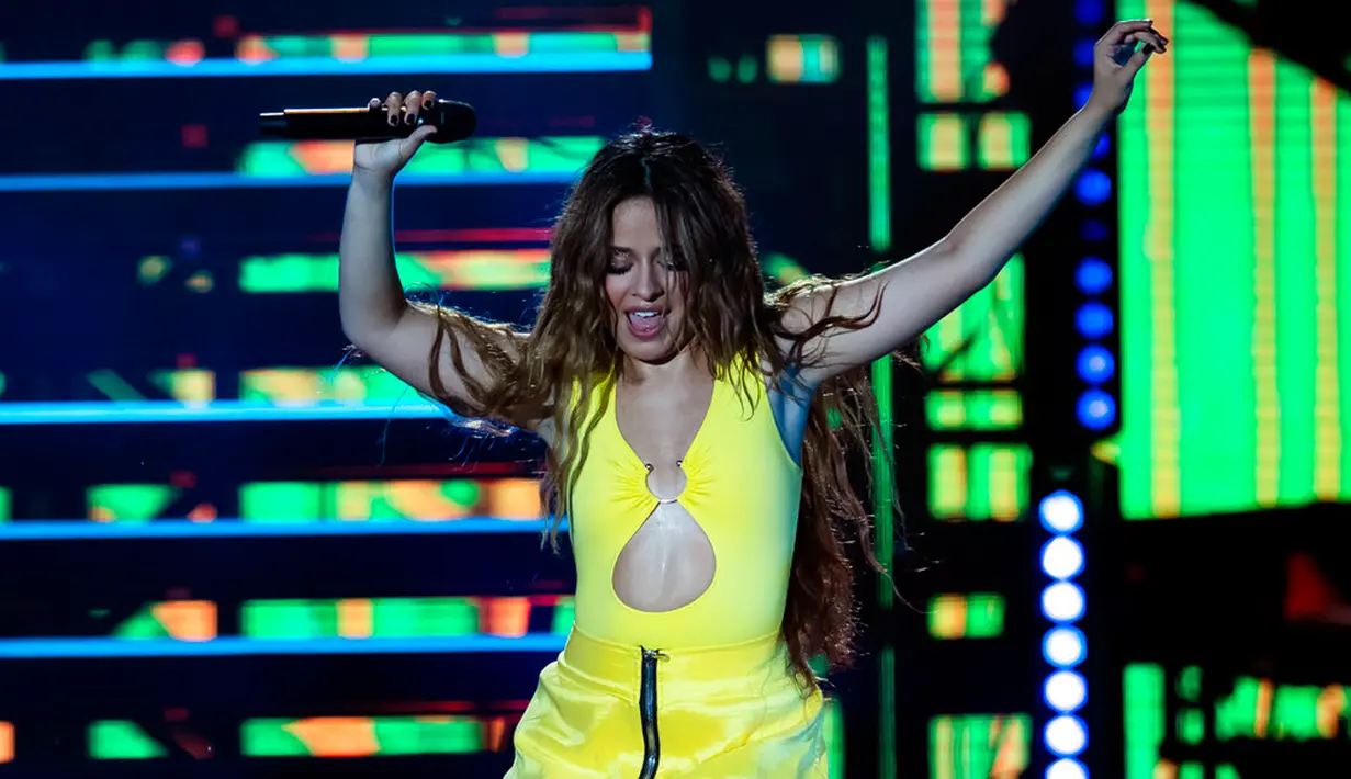 Camila Cabello tampil pada festival musik Rock in Rio di Rio de Janeiro, Brasil, 10 September 2022. Penyanyi berkebangsaan Kuba-Amerika Serikat ini naik ke Mundo Stage di tengah hujan. (AP Photo/Bruna Prado)