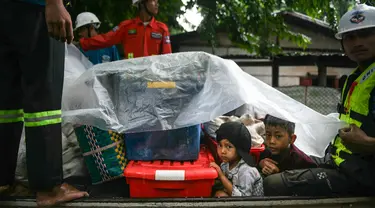 Petugas penyelamat mengevakuasi warga yang terkena dampak banjir usai terjangan Topan Yagi di Taungoo, wilayah Bago, Myanmar, pada Kamis 12 September 2024. (Sai Aung MAIN/AFP)