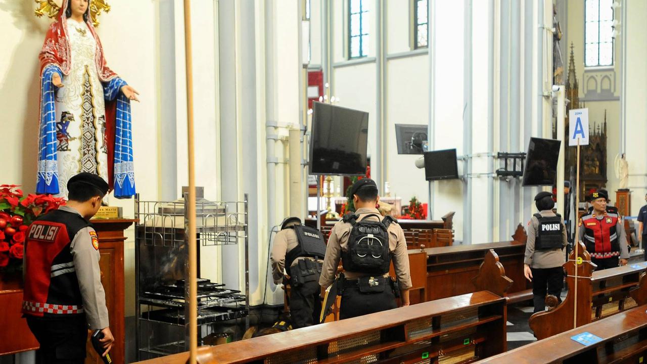 Pengamanan ketat Gereja Katedral Jakarta jelang Natal