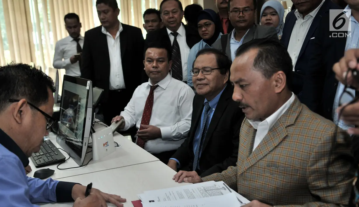 Mantan Menko Bidang Kemaritiman, Rizal Ramli melaporkan Surya Paloh di Bareskrim Polri, Jakarta Pusat,  Selasa (16/10). Ditemani 60 pengacara, Rizal Ramli melaporkan Surya Paloh terkait dugaan pencemaran nama baik. (Merdeka.com/Iqbal S. Nugroho)