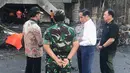 Presiden Jokowi meninjau Gereja Pantekosta Pusat Surabaya (GPPS) yang menjadi lokasi ledakan bom di Jalan Arjuna, Surabaya, Minggu (13/5). Jokowi didampingi Kapolri Jenderal Tito Karnavian dan Panglima TNI Mareskal Hadi Tjahjanto. (Liputan6.com/Istimewa)