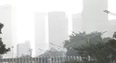 Gedung bertingkat di Jakarta tampak samar akibat sebaran debu abu vulkanik pada pagi hari. (KLY/Budy Santoso)
