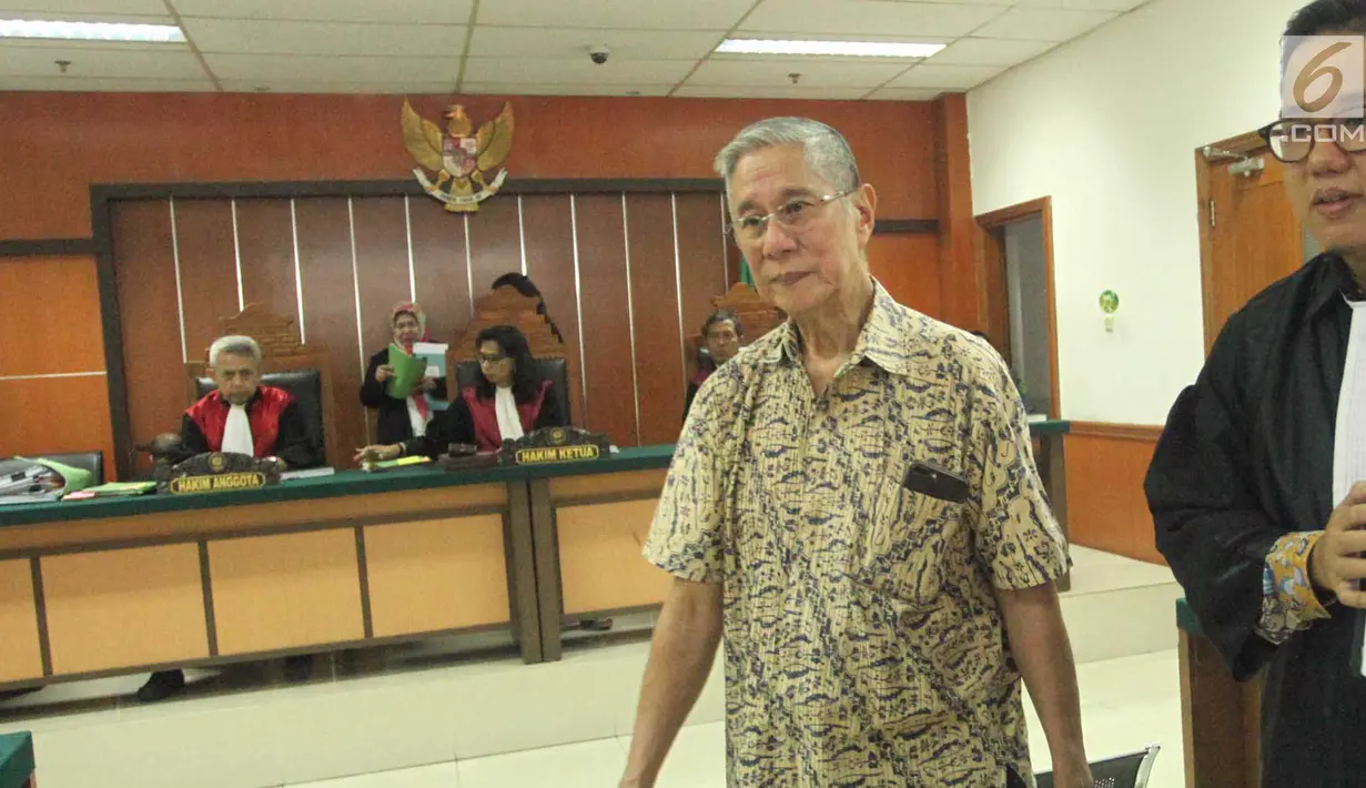 Presdir Jakarta Royale Golf, Muljono Tedjokusumo usai sidang perdana kasus pemalsuan surat dan menempatkan keterangan palsu pada akta autentik di PN Jakbar, Rabu (7/11). Muljono menjadi terdakwa kasus mafia tanah. (Merdeka.com/Arie Basuki)