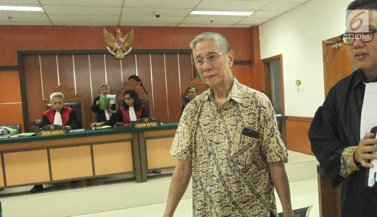 Presdir Jakarta Royale Golf, Muljono Tedjokusumo usai sidang perdana kasus pemalsuan surat dan menempatkan keterangan palsu pada akta autentik di PN Jakbar, Rabu (7/11). Muljono menjadi terdakwa kasus mafia tanah. (Merdeka.com/Arie Basuki)