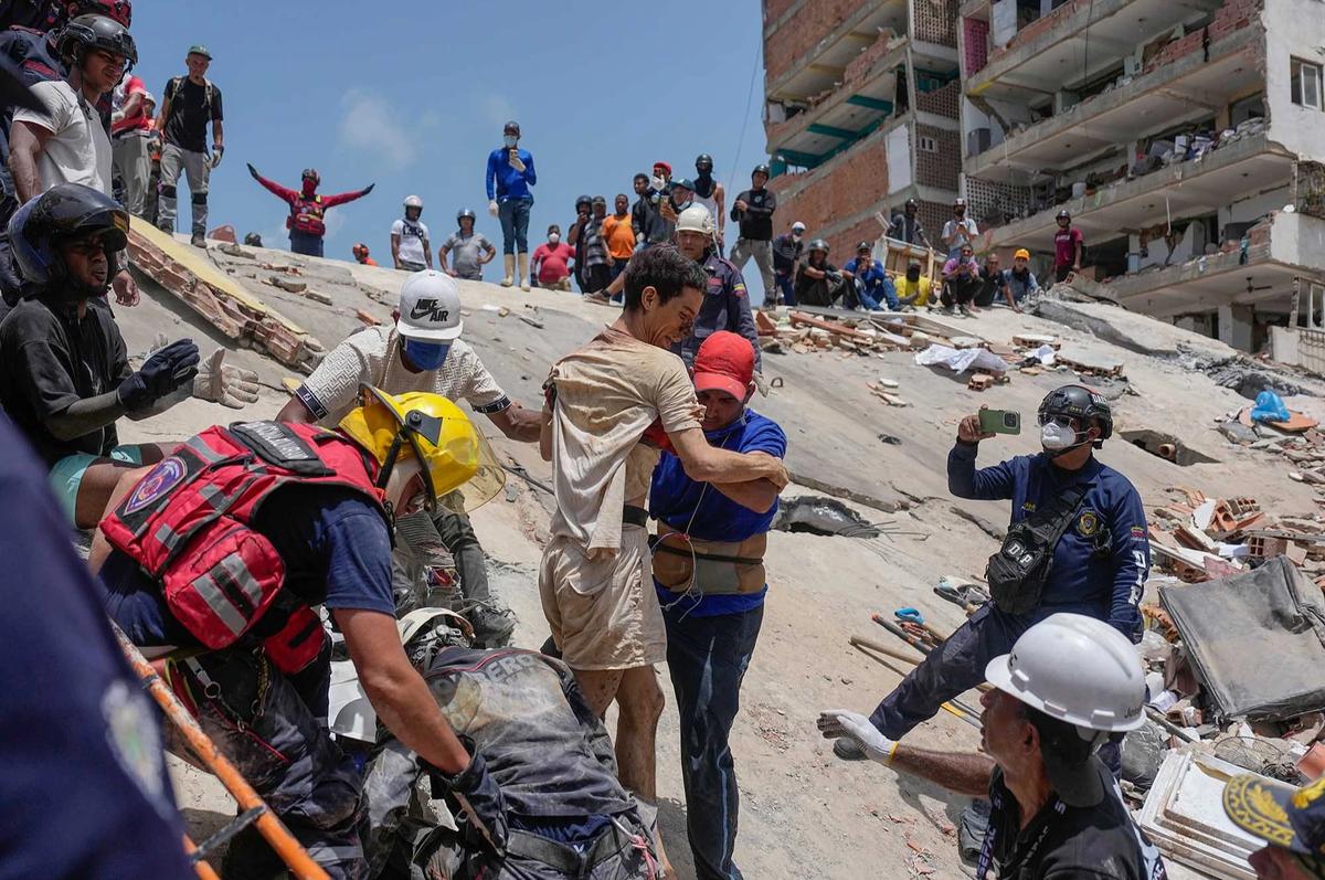 FOTO: Penyelamatan Dramatis Korban Selamat Setelah Dua Hari Tertimbun Gempa Venezuela
