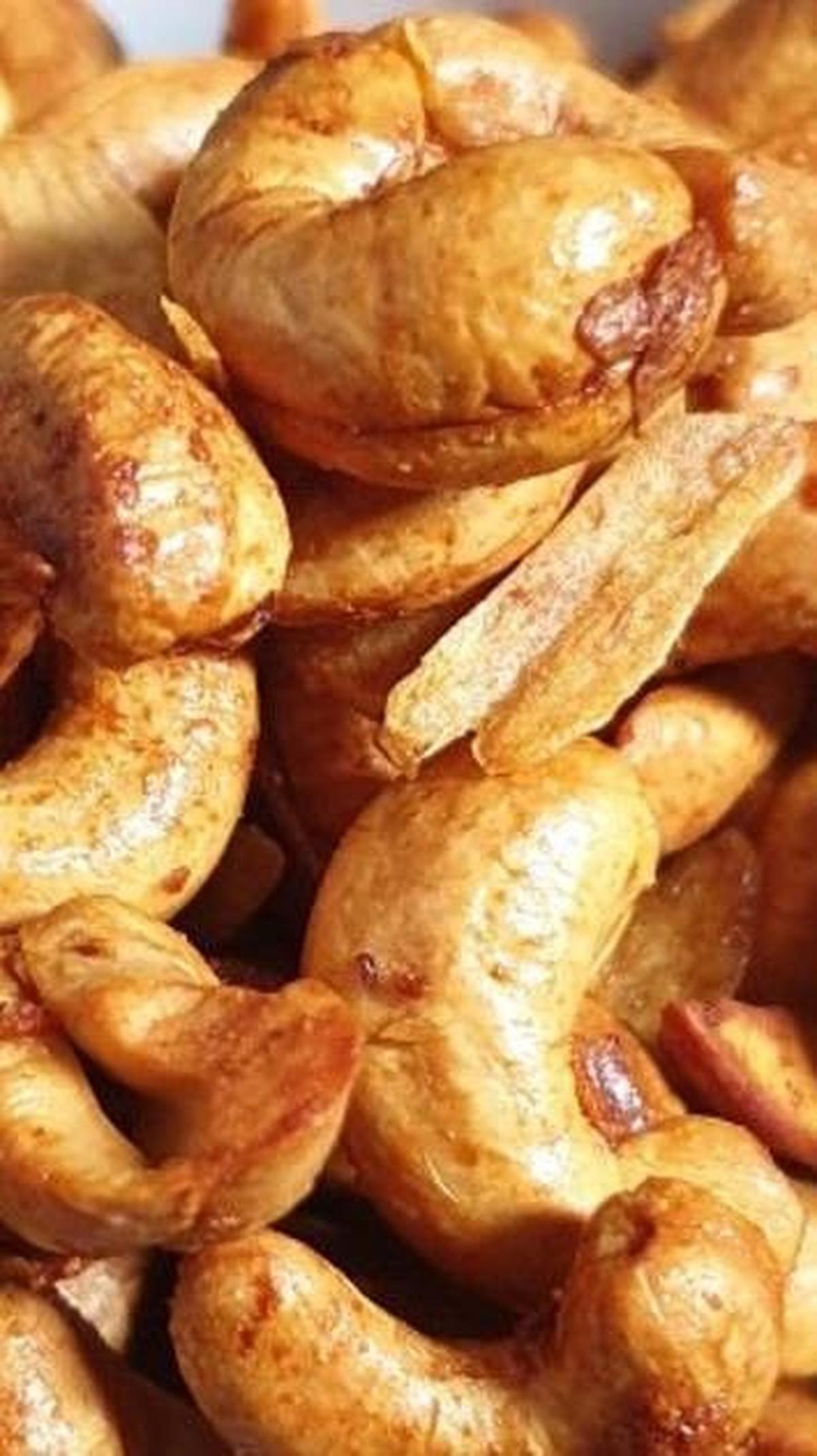 1. Kacang Mete Bawang Goreng