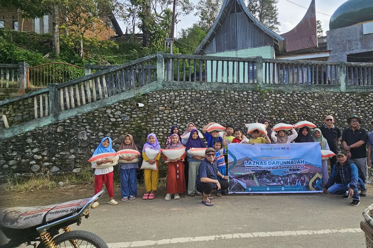 Laznas Darunnajah bekerja sama dengan ALTA Event Organizer dan Pesantren Nurul Ikhlas Padang Panjang menyalurkan bantuan untuk korban banjir bandang di Kabupaten Tanah Datar. (Istimewa)