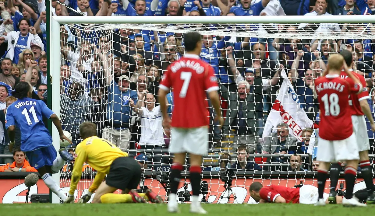 Striker Chelsea, Didier Drogba (kiri) mencetak gol ke gawang Manchester United pada laga final Piala FA 2006/2007 di Wembley Stadium, London (19/5/2007). Manchester United kembali gagal menjuarai Piala FA 2006/2007 setelah kalah 0-1 dari Chelsea di partai final lewat gol tunggal Didier Drogba pada babak perpanjangan waktu. (AFP/Adrian Dennis)