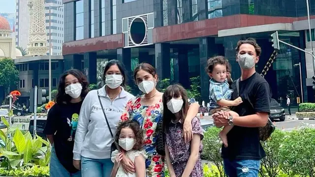 Potret Andhika Pratama Bersama Anak dan Istrinya