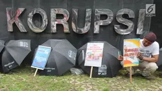 Pekerja dari SP JICT melakukan aksi unjuk rasa di depan Gedung KPK,Jakarta, Selasa (12/3). Mereka mendesak kepada KPK untuk mengusut tuntas kasus korupsi perpanjangan kontrak JICT kepada investor Hong Kong, Hutchison Port. (merdeka.com/Dwi Narwoko)