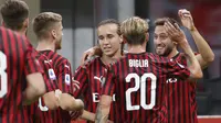 Pemain AC Milan merayakan gol yang dicetak Hakan Calhanoglu ke gawang Atalanta pada laga lanjutan Serie A di Stadion San Siro, Sabtu (25/7/2020) dini hari WIB. AC Milan bermain imbang 1-1 atas Atalanta. (AP/Antonio Calanni)