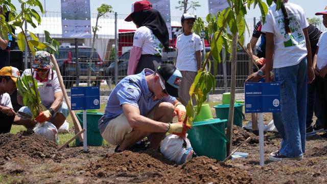 BRI Gandeng Pembalap MotoGP Tanam 10.000 Bibit Pohon di Mandalika