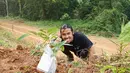 Selain di rumah, ia pun sampai datang ke Jambi untuk menanam pohon di bekas lokasi kebakaran. Aksi ini ia lakukan untuk menambah menu makanan para satwa yang berada di lokasi tersebut. (Liputan6.com/IG/@chicco.jerikho)