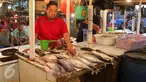 Pedagang menata ikan yang di jual di Pasar Senen, Jakarta, (23/5). Kementerian Kelautan dan Perikanan (KKP) dengan Otoritas Jasa Keuangan (OJK) menargetkan penyaluran kredit untuk sektor kelautan dan perikanan pada tahun 2016. (Liputan6.com/Angga Yuniar)