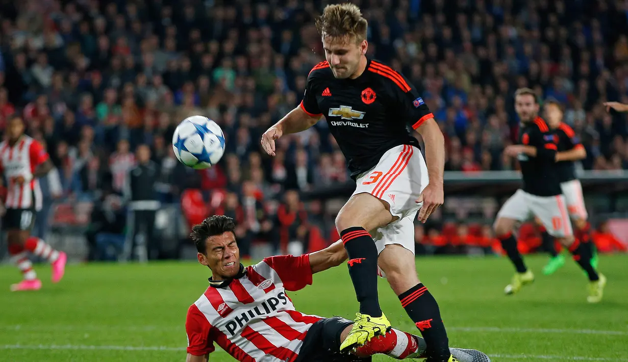Bek PSV Eindhoven, Hector Moreno saat menjegal bek tangguh Manchester United, Luke Shaw pada pertandingan Grup B Liga Champions di Stadion Philips, Belanda (16/9/2015). Kaki kanan Shaw dikabarkan patah setelah dilanggar. (Reuters/Andrew Couldridge)