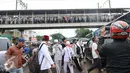 Peserta aksi 2 Desember memadati jembatan penyeberangan orang (JPO) di kawasan Pasar Baru, Jakarta, Jumat (2/12). Aksi berjalan lancar dan damai. (Liputan6.com/Helmi Afandi)