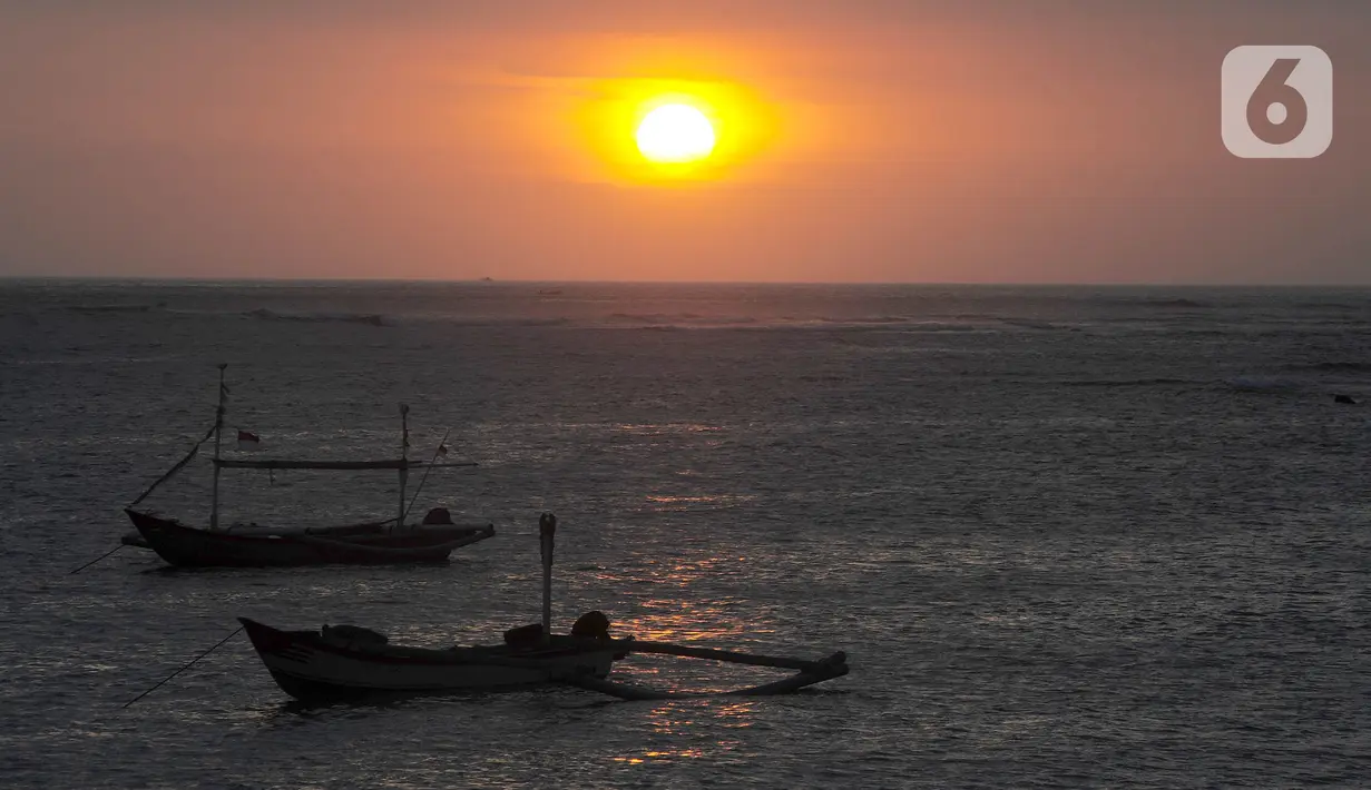 Pemandangan matahari terbenam di Pantai Kedongnan, Bali, Senin (6/9/2021). Masa pandemi dimanfaatkan warga yang kehilangan pekerjaan untuk memancing, dimana hasilnya digunakan sebagai pelengkap lauk makan di rumah. (merdeka.com/Arie Basuki)